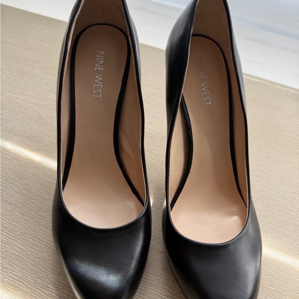 Nine West Black Leather Classic Pumps